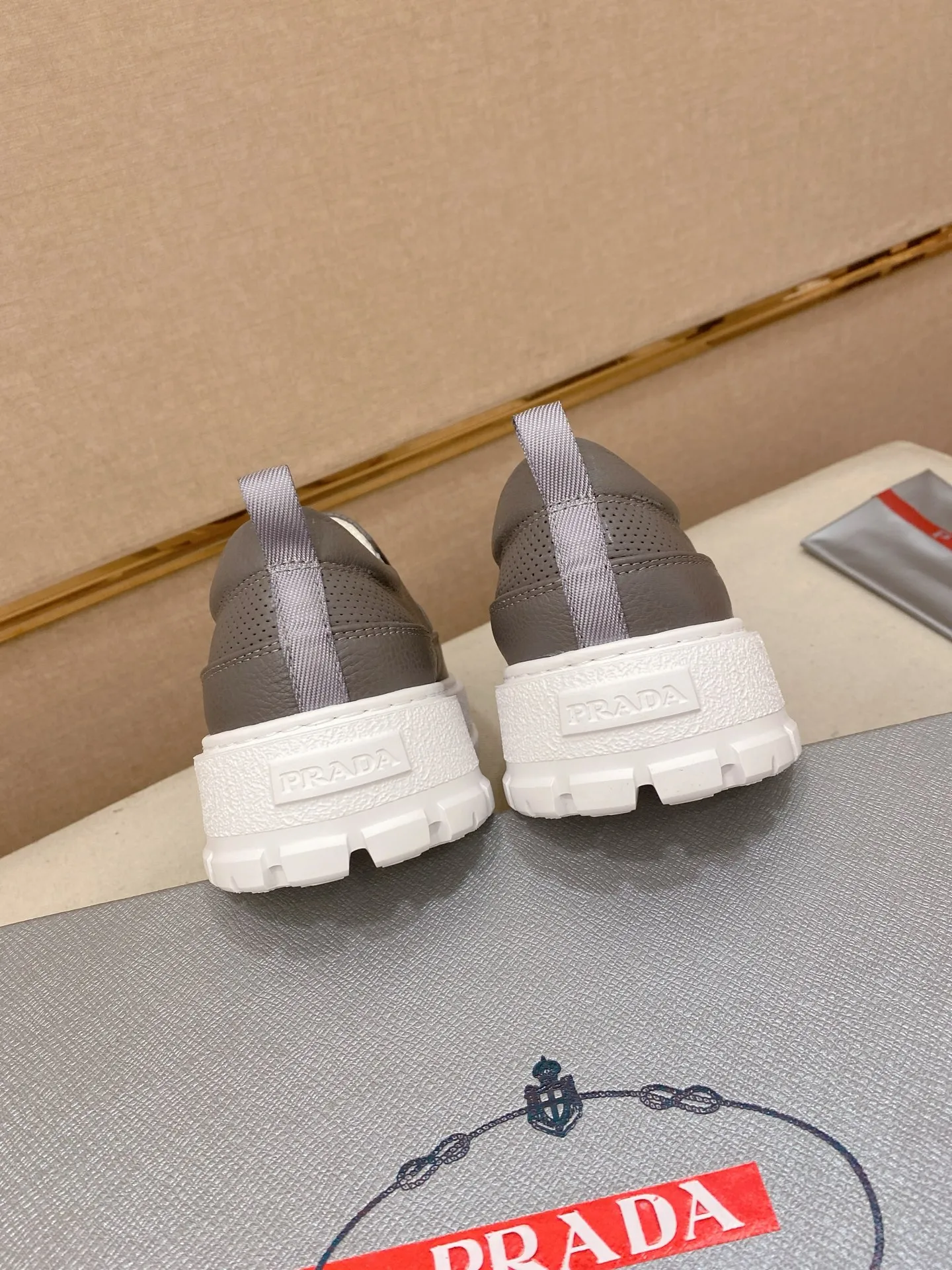 Men's shoes 💰 580💰 ✔️✔️✔️High version High-quality new PRADA (Prada) counters are launched simultaneously, new men's shoes, 😘fabrics are selected from first-layer cowhide fabrics. Lining: Imported cowhide leather lining. 👍🏿High-end☄️Open-molded non-slip rubber outsole, exquisite lines, simple and elegant, comfortable and high-end for leisure travel. Code number: 38 to 45
